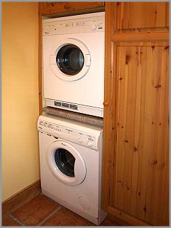 Haushaltszimmer mit Waschmaschine und Trockner