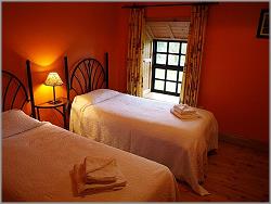 slaapkamer met 2 eenpersoonsbedden