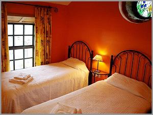 slaapkamer met twee eenpersoonsbedden